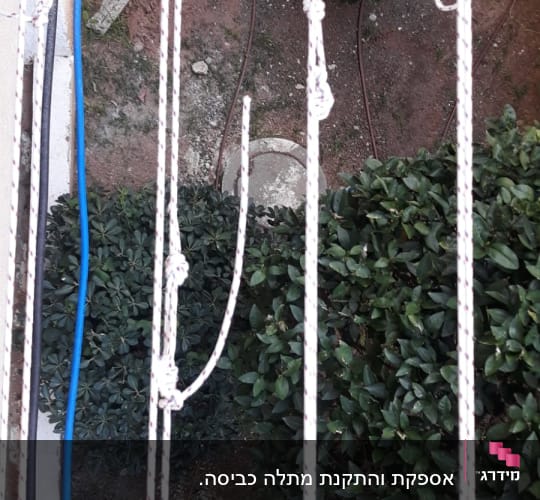 חבלים תלויים ליד צינורות ומד מים